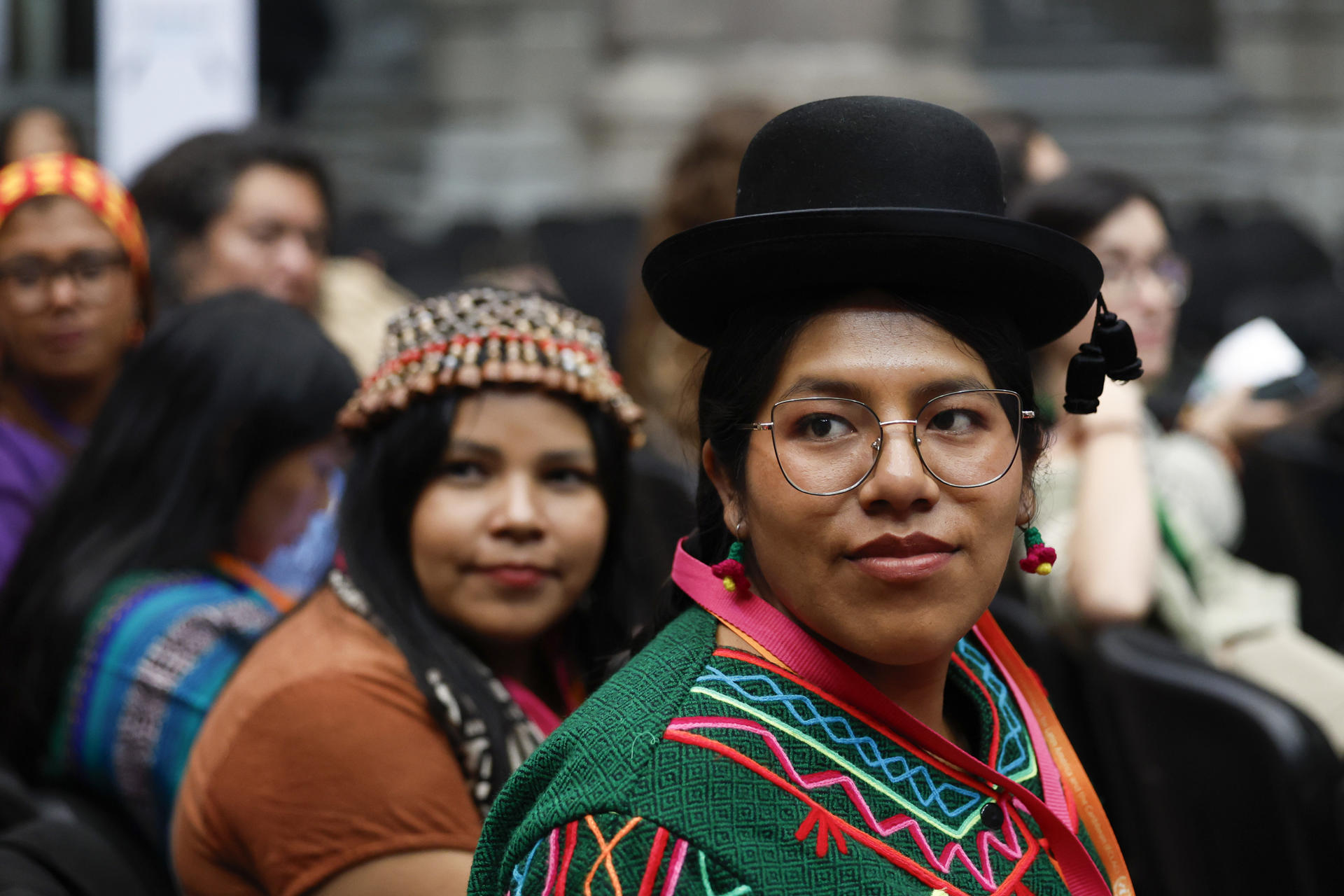 Una mujer asiste al Foro Feminista, antesala de la XVI Conferencia Regional sobre la Mujer de América Latina y el Caribe posan este lunes, en Ciudad de México (México). EFE/ Sáshenka Gutiérrez