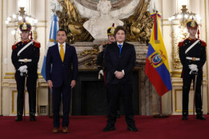 Fotografía cedida por la Presidencia de Argentina de su mandatario Javier Milei (d) junto a su homólogo de Ecuador, Daniel Noboa, posando en una reunión este jueves, en la Casa Rosada en Buenos Aires (Argentina). EFE/ Presidencia De Argentina
