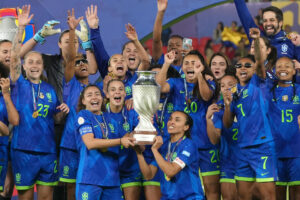 Angelina Alonso (i) y Marta Vieira da Silva (d) de Brasil sostienen el trofeo de la Copa América Femenina. EFE/ Vicente Costales