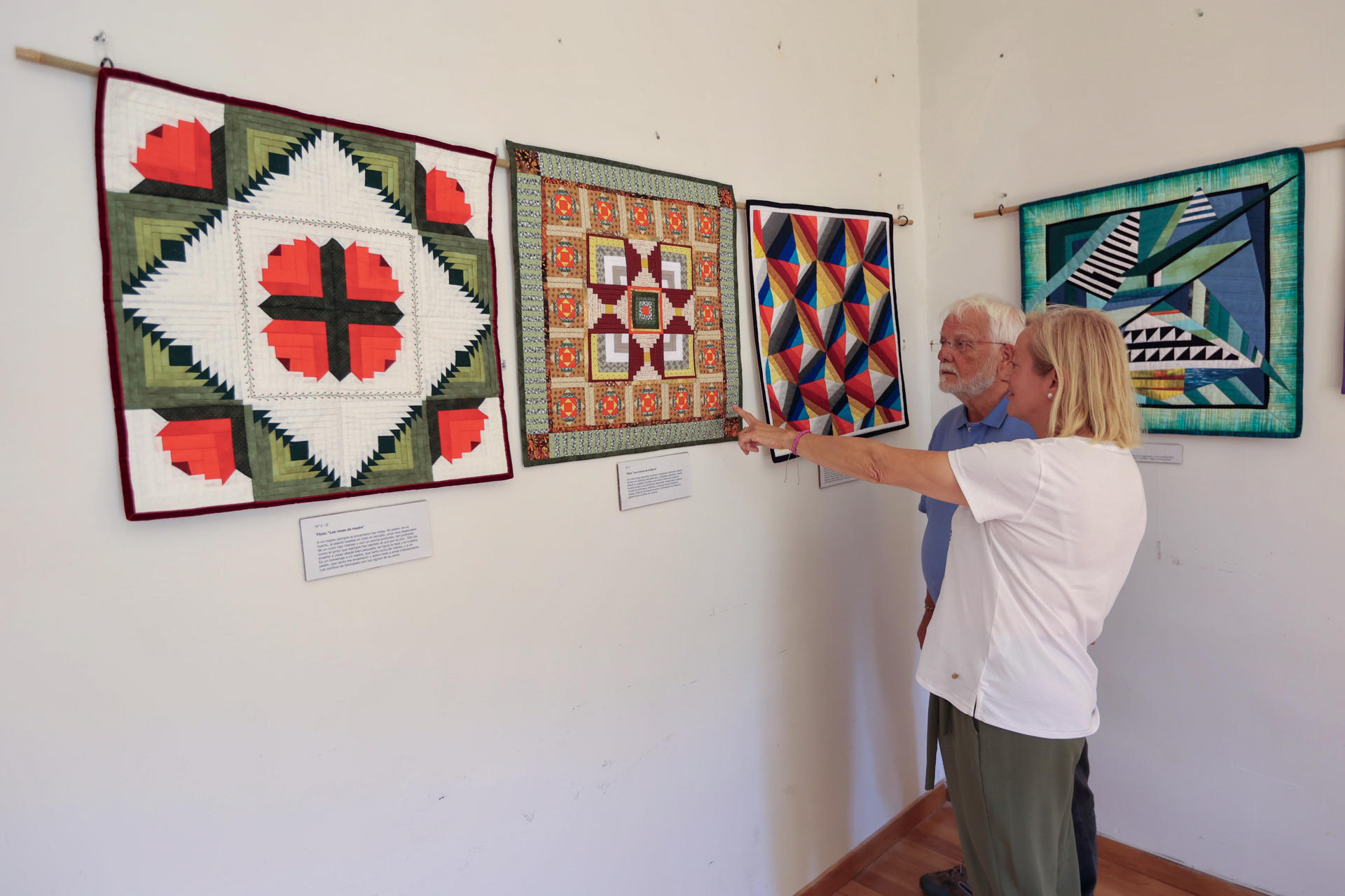 Imágenes de las almazuelas del segundo concurso nacional en la feria de Almazuelas en la que participan una treintena de artesanas. Los balcones y calles de la localidad riojana de Pradillo de Cameros se han engalanado este sábado con decenas de coloridas creaciones textiles en la 'Fiesta de las almazuelas colgadas', organizada para mostrar una tradición popular nacida de la necesidad, pero que no ha pasado de moda como afición. EFE/Raquel Manzanares