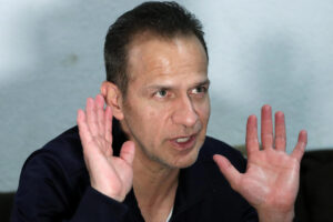 El méxicano Israel Vallarta habla en entrevista con EFE este miércoles, en Ciudad de México (México). EFE/ Mario Guzmán