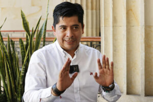 Fotografía de archivo del senador y analista político colombiano Ariel Ávila hablando en entrevista con EFE en Bogotá (Colombia). EFE/ Mauricio Dueñas Castañeda