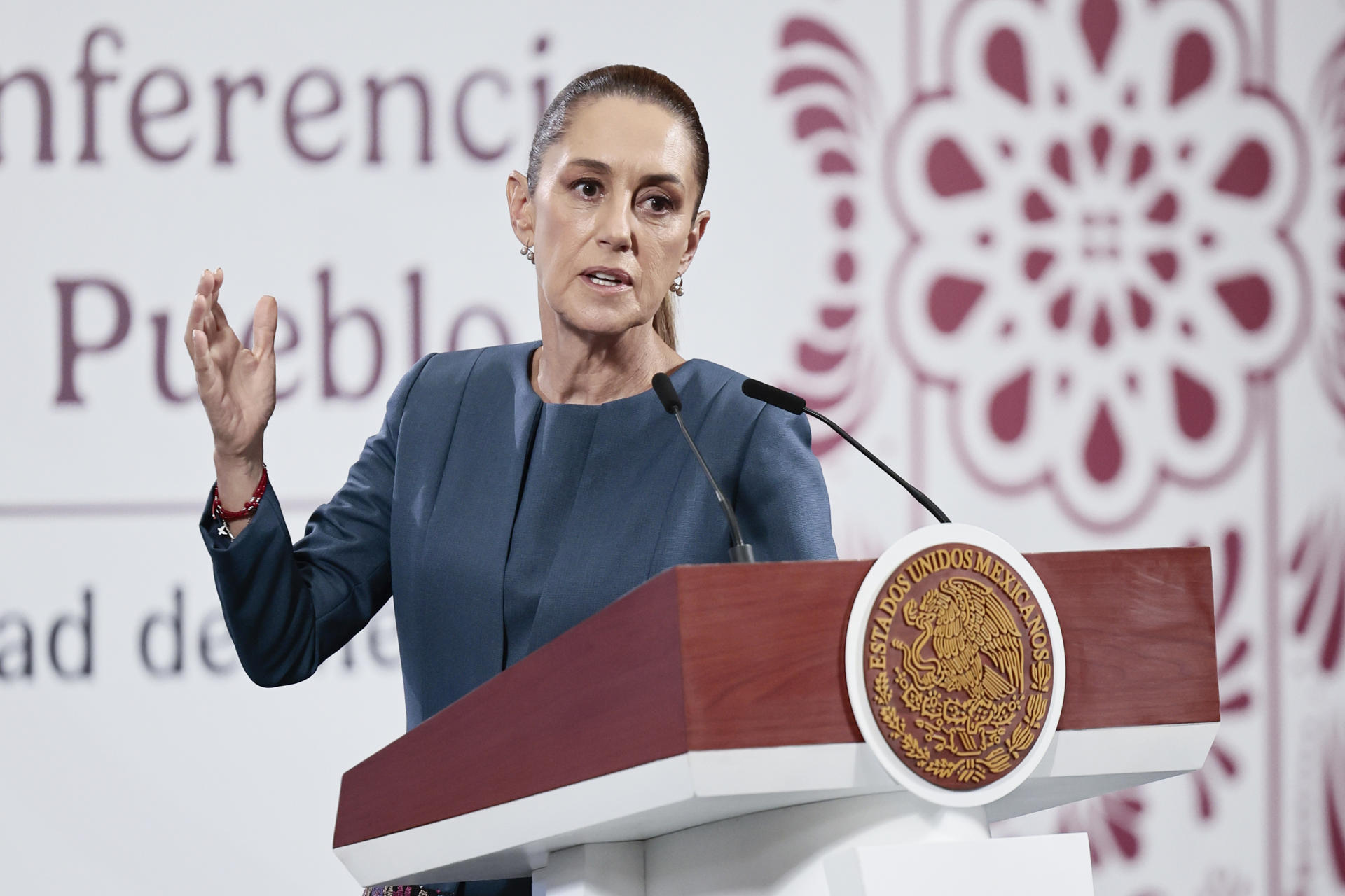 La presidenta de México, Claudia Sheinbaum, habla durante una rueda de prensa este miércoles, en el Palacio Nacional de Ciudad de México (México). EFE/José Méndez
