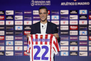 El nuevo jugador del Atlético de Madrid Giacomo Raspadori durante el acto de su presentación celebrado este miércoles en el Estadio Metropolitano. EFE/Chema Moya