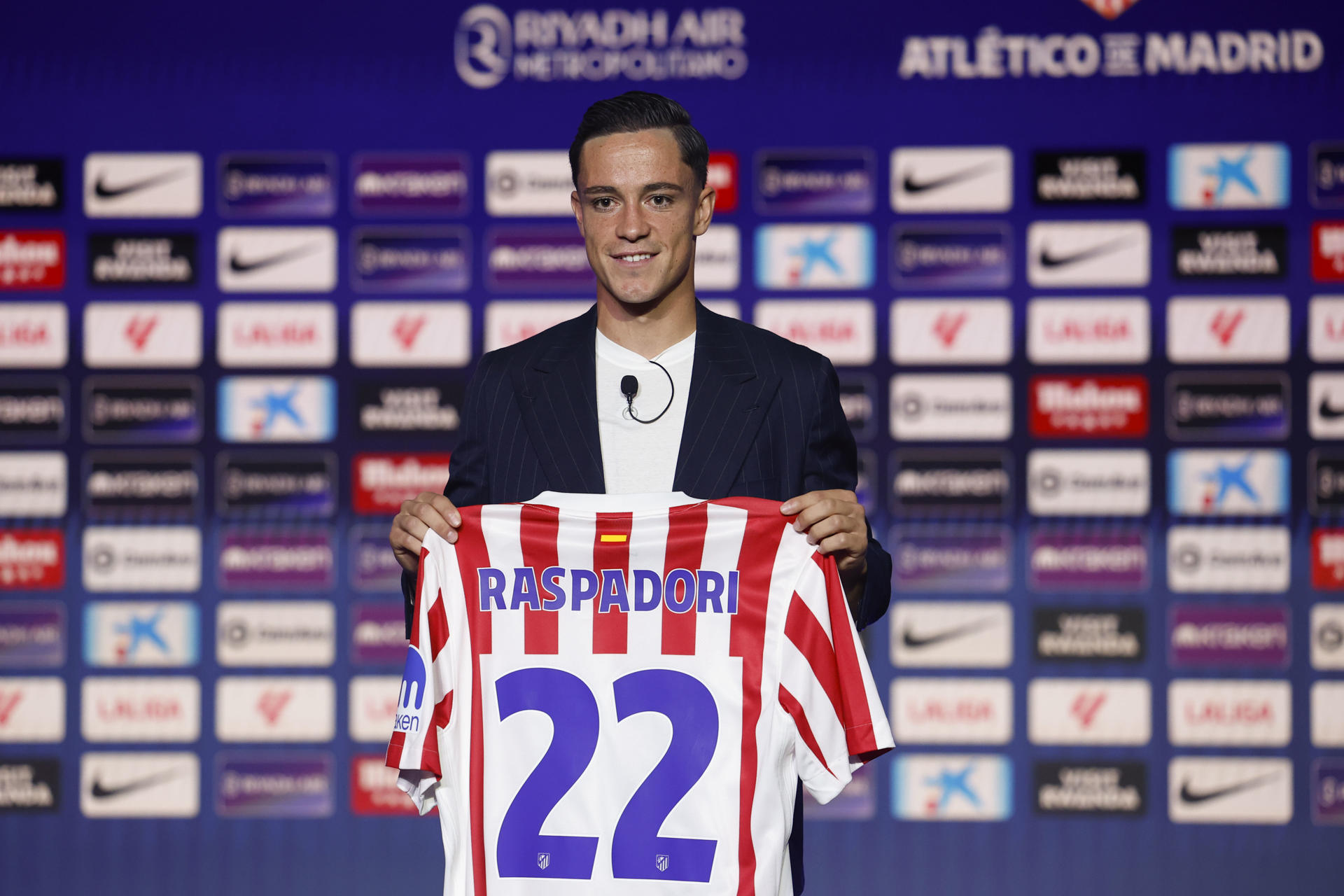 El nuevo jugador del Atlético de Madrid Giacomo Raspadori durante el acto de su presentación celebrado este miércoles en el Estadio Metropolitano. EFE/Chema Moya
