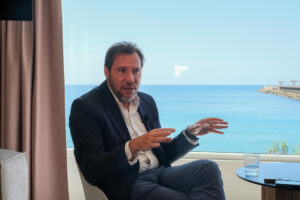 El Ministro de Transportes, Óscar Puente, durante una entrevista con la Agencia EFE en el hotel Melià de Alicante. EFE/Pablo Miranzo