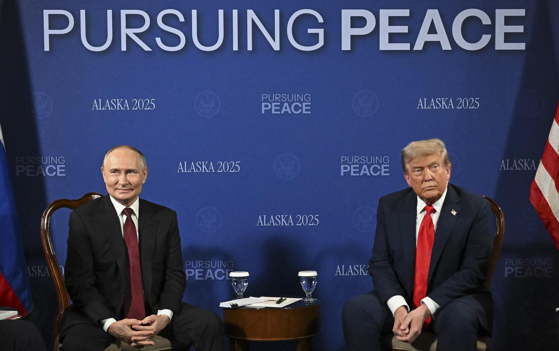 El presidente de Estados Unidos, Donald Trump (d), y el presidente de Rusia, Vladímir Putin, asisten a una reunión, este viernes,en la Base Conjunta Elmendorf-Richardson en Anchorage, Alaska, EE.UU. EFE/EPA/SERGEY BOBYLEV/SPUTNIK/KREMLIN POOL / POOL MANDATORY CREDIT
