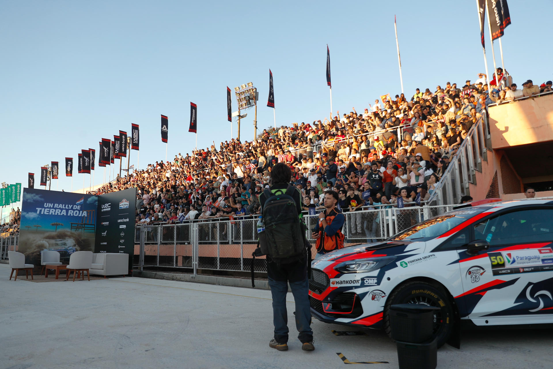 Personas observan la largada simbólica del WRC Rally del Paraguay, el 28 de agosto de 2025 en Encarnación (Paraguay). EFE/Juan Pablo Pino