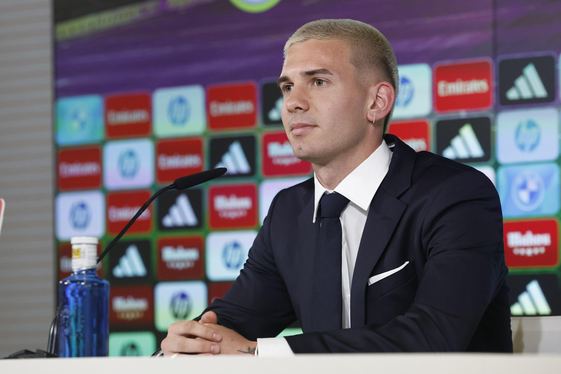 Franco Mastantuono habla en una rueda de prensa durante su presentación como nuevo jugador del Real Madrid en la Ciudad Deportiva de Valdebebas, en Madrid, España, el 14 de agosto de 2025. EFE/ Chema Moya
