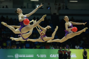 La rutina española en la categoría de gimnasia rítmica por equipos deparó este sábado una medalla de bronce en el Campeonato Mundial de Gimnasia Rítmica que se disputa en Río de Janeiro. EFE/ Antonio Lacerda