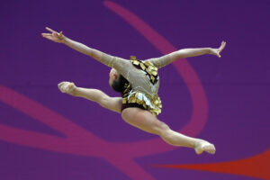Beatriz Soares, de Brasil, compite en la categoría gimnasia rítmica aro individual, en los II Juegos Panamericanos Junior ASU2025, en Asunción (Paraguay). EFE/Juan Pablo Pino