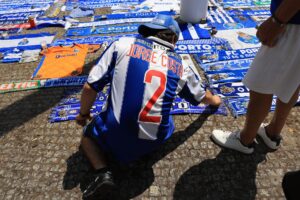 Homenajes al ex capitán del Oporto Jorge Costa en el estadio Dragao, en Oporto, Portugal, el 6 de agosto de 2025. El director deportivo del Oporto, Jorge Costa, falleció a los 53 años tras sufrir un paro cardíaco en las instalaciones de entrenamiento del club, según anunció el club el 5 de agosto de 2025. EFE/EPA/ESTELA SILVA