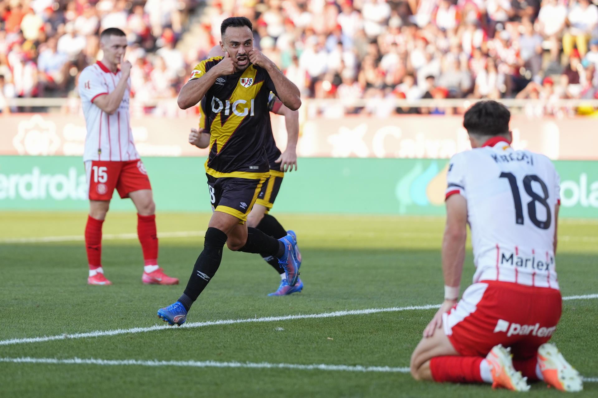 El centrocampista del Rayo Álvaro García celebra tras anotar el segundo gol del equipo durante el partido de la primera jornada de LaLiga que Girona CF y Rayo Vallecano disputan este viernes en el estadio Municipal de Montilivi. EFE/Siu Wu