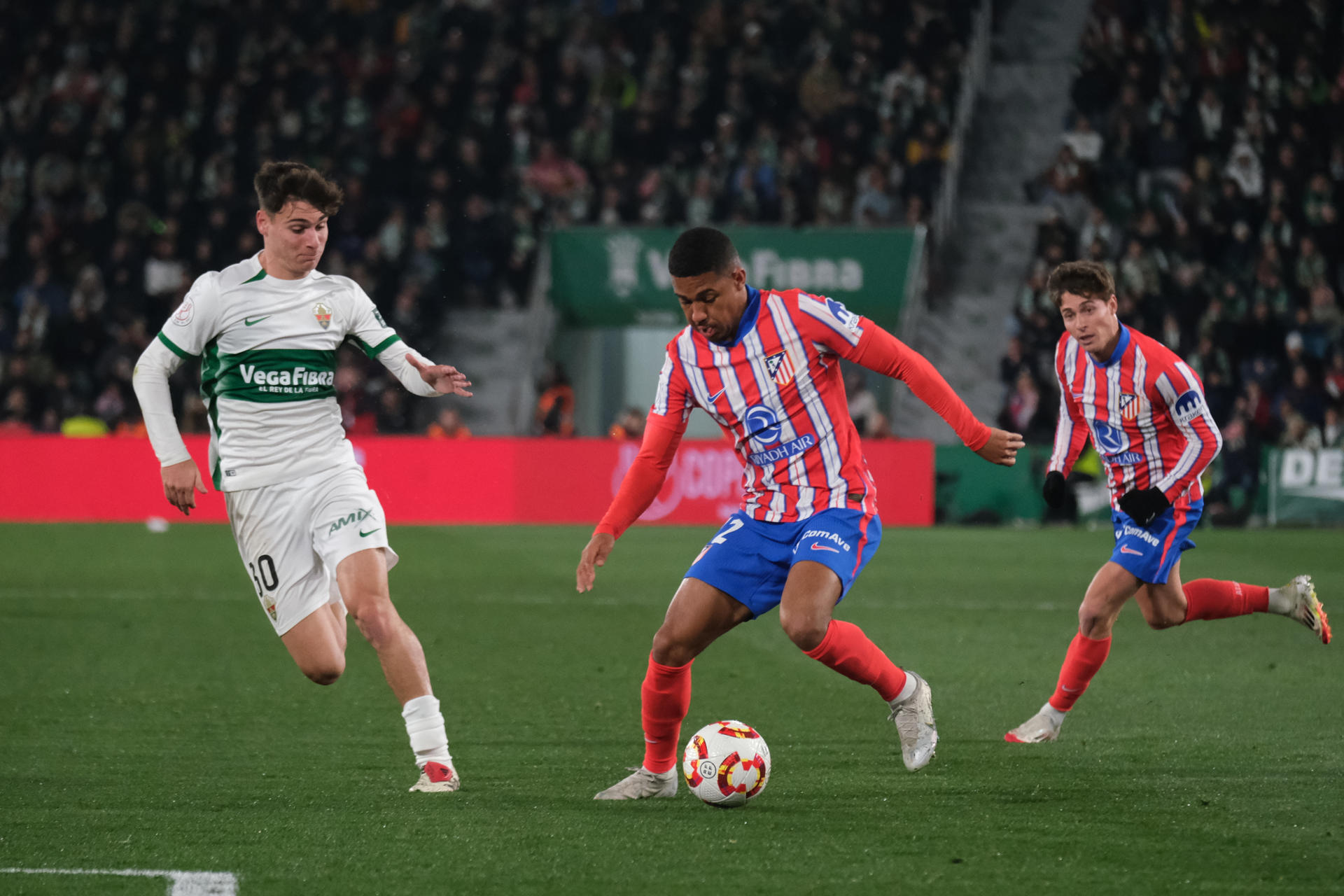 El delantero brasileño del Atlético de Madrid, Samuel Lino (d), con el balón ante el centrocampista del Elche, Rodrigo Mendoza,en foto de archivo en el Estadio Martínez Valero de la localidad alicantina en foto de archivo de Pablo Miranzo. EFE