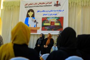 Foto archivo. Activistas por los derechos de las mujeres afganas asisten a una ceremonia en Kabul. Activistas por los derechos de las mujeres se reunieron en Kabul para exigir que el gobierno talibán otorgue más derechos a las mujeres, abra escuelas superiores para niñas e incluya a las mujeres en una asamblea de académicos y líderes en Afganistán conocida como Loya Jirga. (Afganistán) EFE/EPA/STRINGER