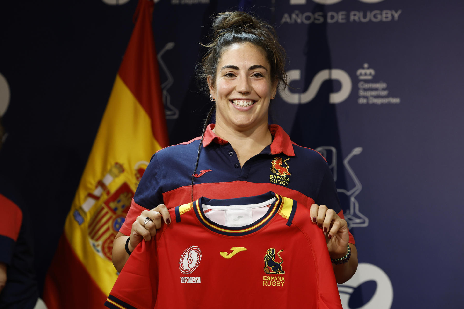 La jugadora Lourdes Alameda posa tras la rueda de prensa ofrecida, este lunes, por el entrenador nacional femenino de rugby, Juan González Marruecos, para anunciar la lista de las 32 jugadoras que representarán a España en el próximo Mundial. EFE/ Chema Moya