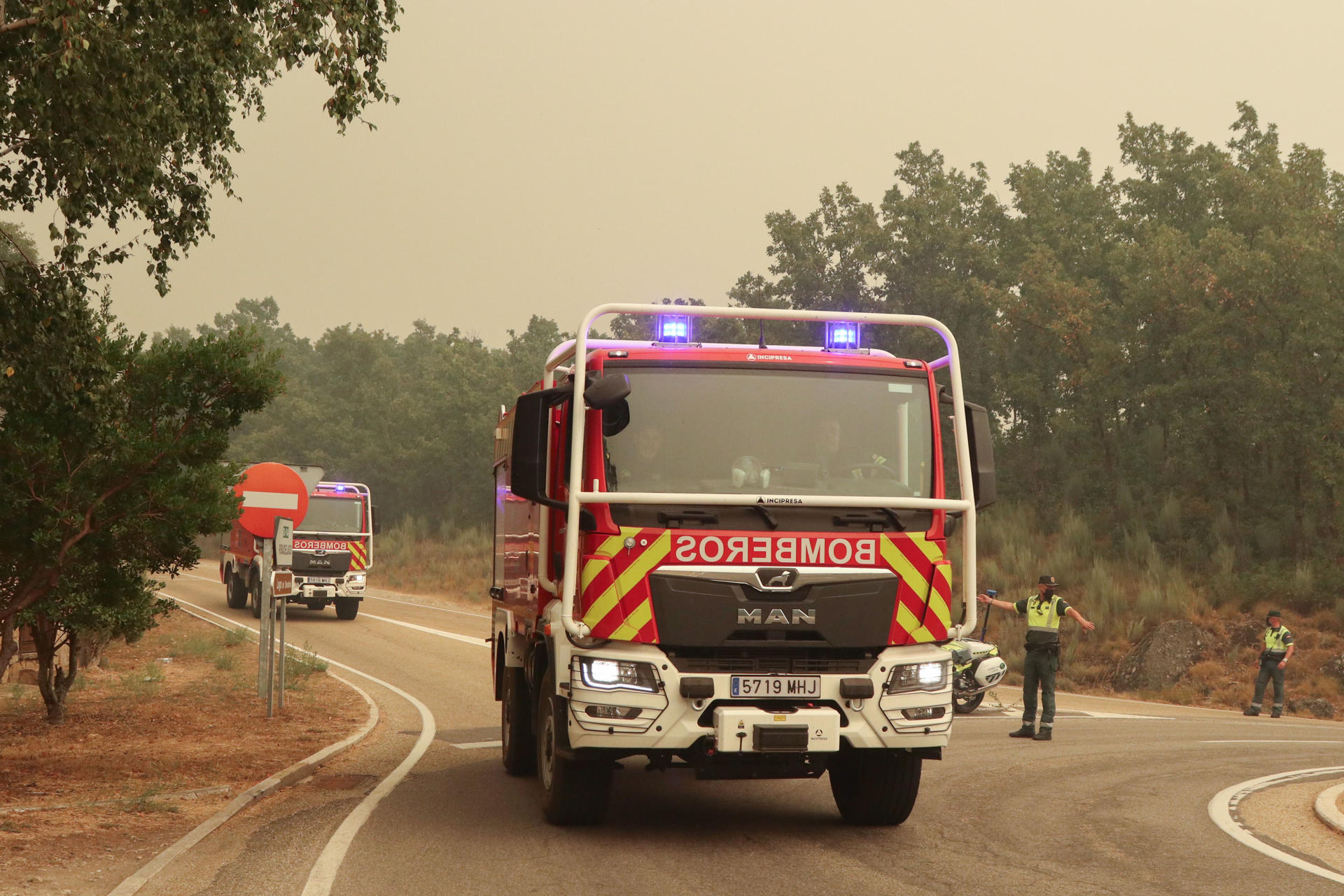 Un camión de Bomberos en las inmediaciones de Cerdillo, una de las localidades sanabresas que están siendo desalojadas por el incendio de Porto (Zamora). EFE/Mariam A. Montesinos