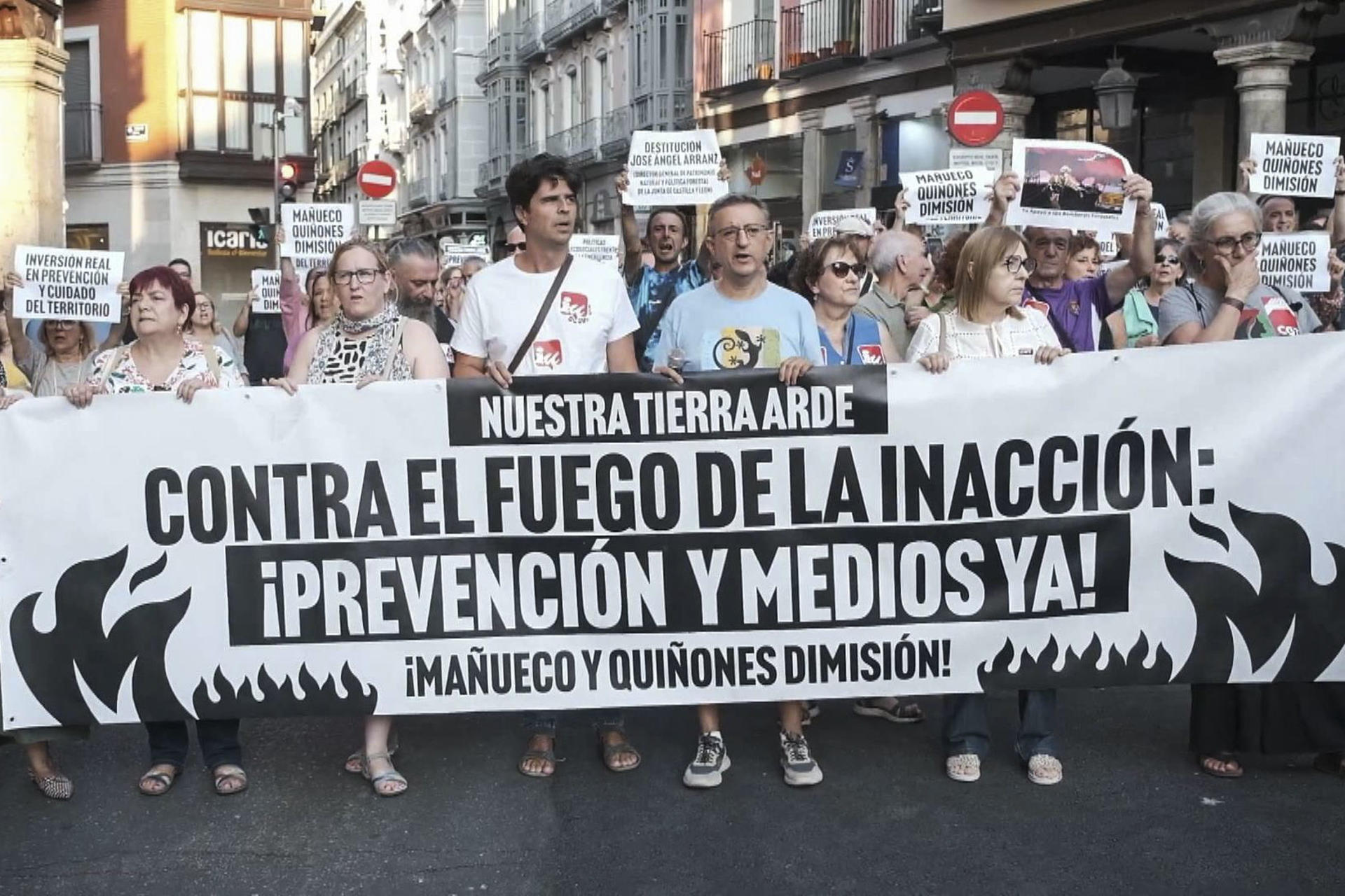 Más de 1.500 personas se han manifestado este miércoles en Valladolid para exigir la dimisión del presidente de la Junta, Alfonso Fernández Mañueco, y del consejero de Medio Ambiente, Juan Carlos Suárez-Quiñones, por su gestión de los incendios forestales en la comunidad. EFE/Fernando Sanz

