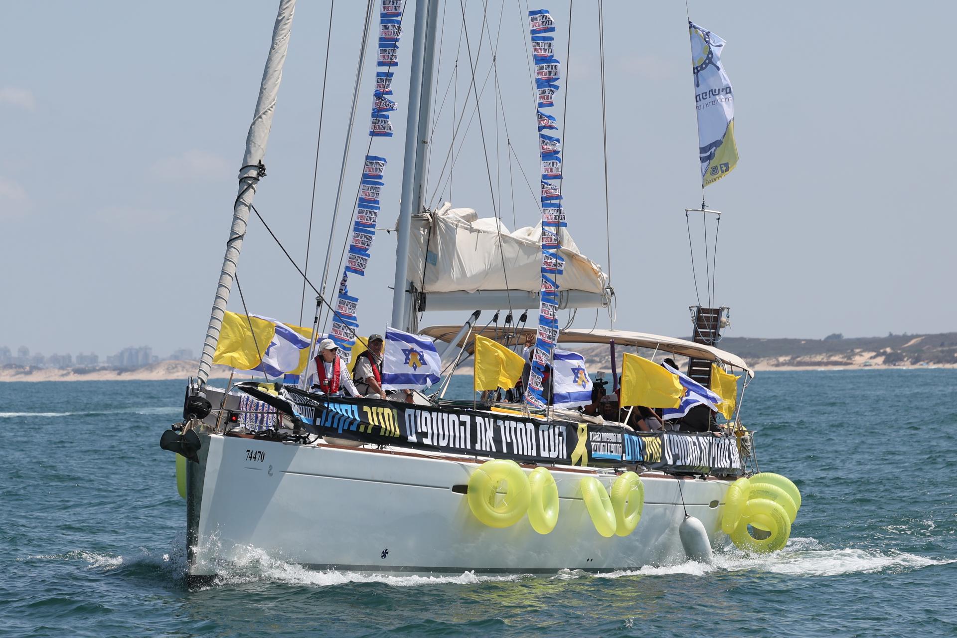 Familiares de los rehenes israelíes que continúan secuestrados en la Franja de Gaza lanzaron este jueves al mar cerca de las costas del enclave palestino flotadores amarillos para pedir su liberación, y exigieron al Gobierno firmar un acuerdo con Hamás. EFE/EPA/ABIR SULTAN