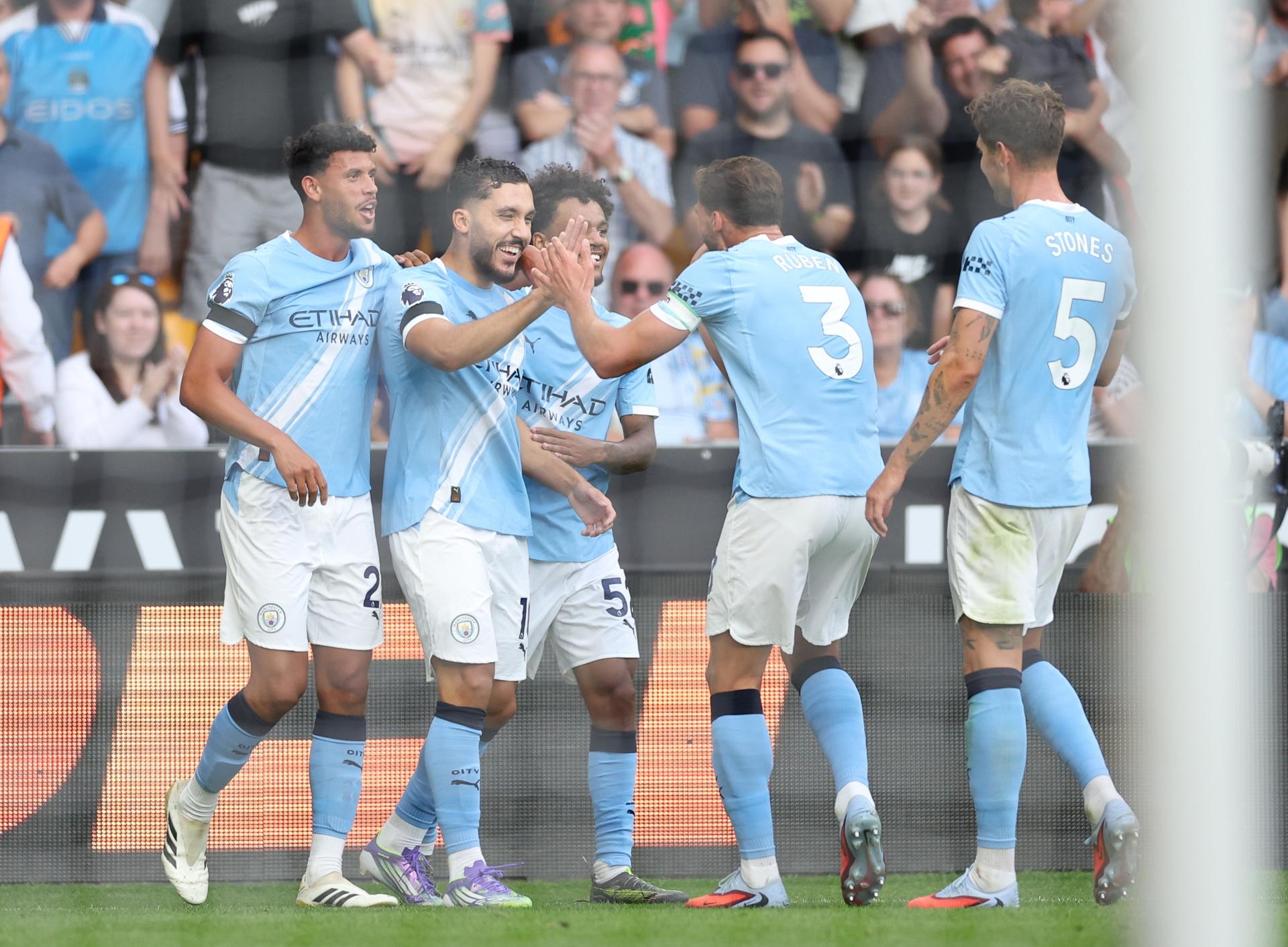 Rayan Cherki celebra un gol con sus compañeros durante el partido de la Premier League que han jugado Wolverhampton Wolves y Manchester City, en Wolverhampton, Reino Unido. EFE/EPA/ADAM VAUGHAN

