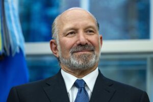 El secretario de Comercio de Estados Unidos, Howard Lutnick, fue captado este miércoles, 6 de agosto, en el despacho Oval de la Casa Blanca, en Washington DC (EE.UU.). EFE/Bonnie Cash