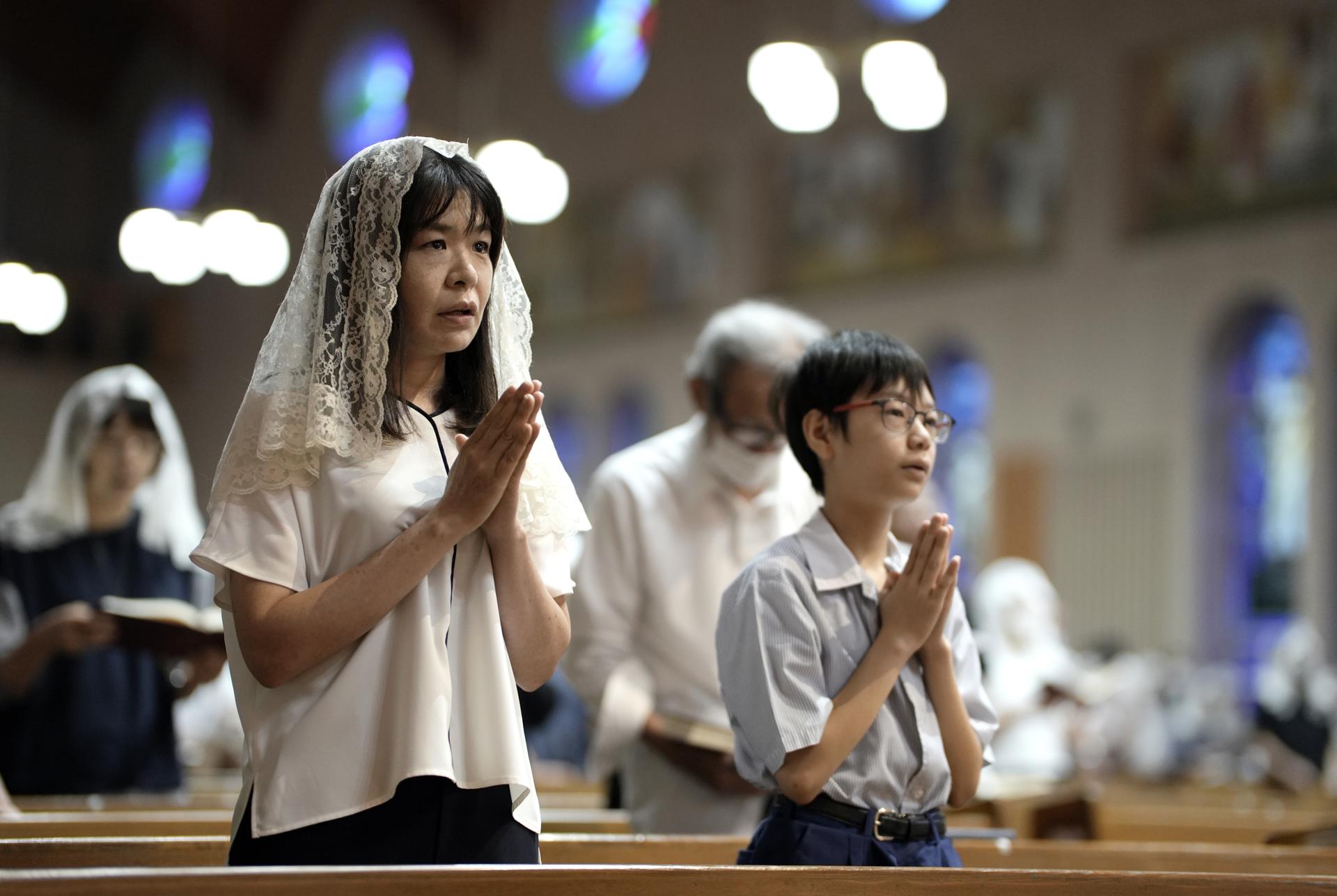Los feligreses rezan durante una misa matutina en la Catedral de Urakami en Nagasaki, Japón, el 9 de agosto de 2025, día del 80.º aniversario del bombardeo atómico. EFE/EPA/FRANCK ROBICHON