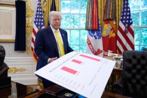 El presidente de Estados Unidos, Donald Trump, hace un importante anuncio sobre la economía en la Sala Este de la Casa Blanca en Washington, DC, EE.UU., el 7 de agosto de 2025.. EFE/EPA/YURI GRIPAS / POOL