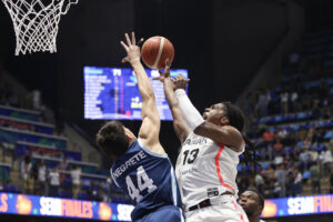 Alex Negrete (i), de Argentina, disputa el balón con Marcus Carr, de Canadá, en las semifinales de la FIBA AmeriCup 2025 este sábado en Managua (Nicaragua). EFE/ STR