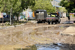Fotografía de una vía afectada por las lluvias en el barrio Pescaíto, uno de los más perjudicados por las inundaciones este lunes, en Santa Marta (Colombia). EFE/ José Gregorio Esquea