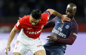 Foto de archivo del 15 de abril de 2018 de Lassana Diarra (D) pugnando por el balón con el colombiano Radamel Falcao, durante un partido de la Liga francesa entre el Paris Saint-Germain y el Mónaco. EFE/EPA/YOAN VALAT