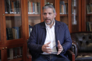 El director ejecutivo del Instituto de Ciencia Política (IPC), Carlos Augusto Chacón, habla en entrevista con EFE el 1 de agosto de 2025, en Bogotá (Colombia). EFE/ Carlos Ortega