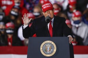 El presidente de EE.UU., Donald Trump, se dirige al público en un mitín electoral en Janesville (Estados Unidos). EFE/EPA/KAMIL KRZACZYNSKI