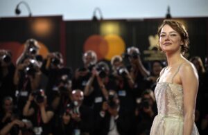 La actriz estadounidense Emma Stone llega al estreno de 'Bugonia' durante el 82º Festival Internacional de Cine de Venecia, en Venecia, Italia, el 28 de agosto de 2025. El festival de cine se desarrollará del 27 de agosto al 6 de septiembre de 2025. . (Cine, Cine, Italia, Venecia) EFE/EPA/RICCARDO ANTIMIANI