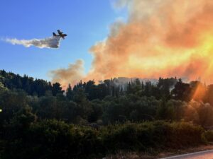 Un avión de extinción de incendio en la zona de Lithakia en la isla de Zakynthos, este miércoles. EFE/COSTAS SYNETOS
