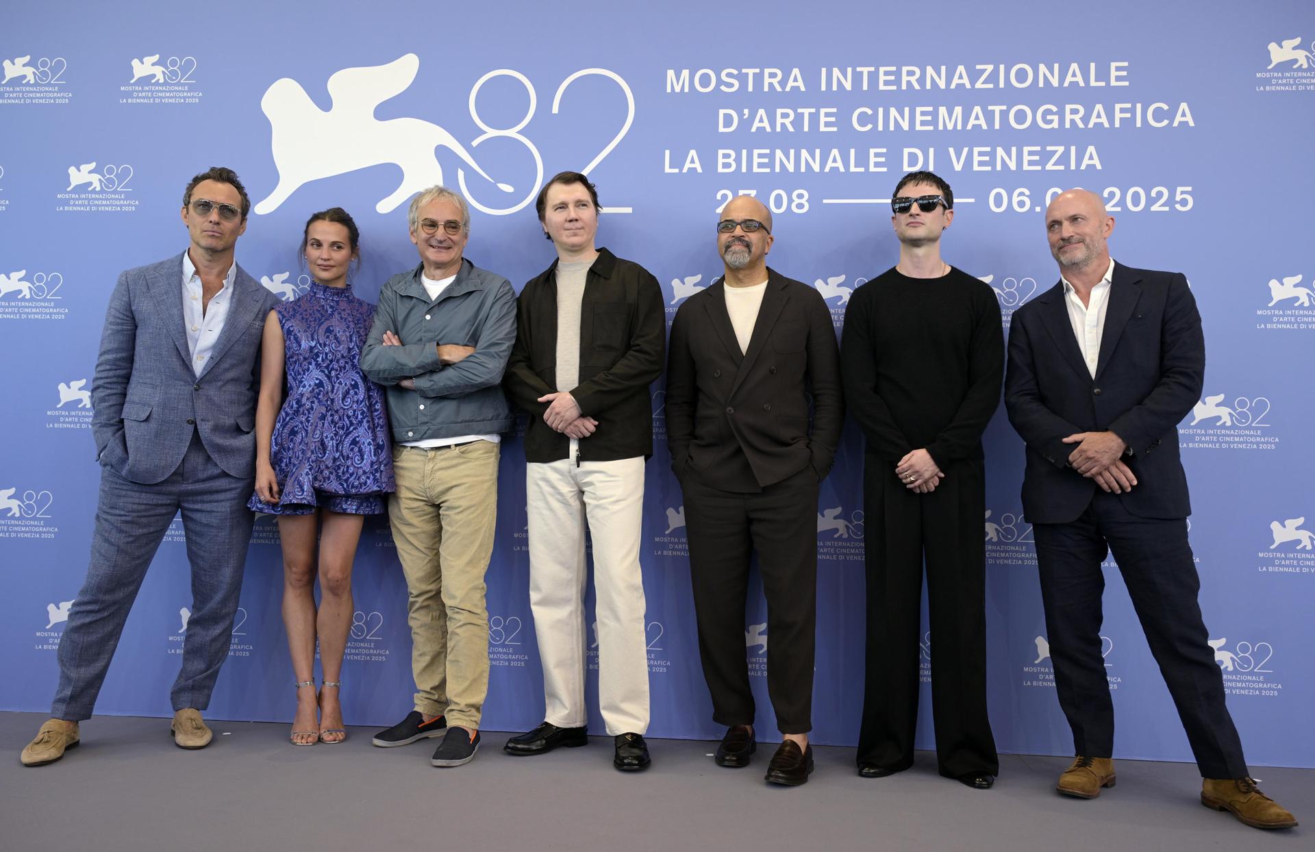 El actor británico Jude Law y la sueca Alicia Vikander protagonizaron este domingo la alfombra roja del Festival de Venecia por el estreno de la película 'The wizard of the Kremlin', en la carrera por el León de Oro.
EFE/EPA/RICCARDO ANTIMIANI