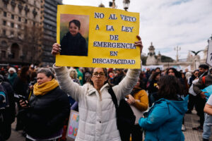 Personas se manifiestan durante una protesta contra el veto a la ley de emergencia en discapacidad este martes, frente al Congreso en Buenos Aires (Argentina). EFE/Juan Ignacio Roncoroni