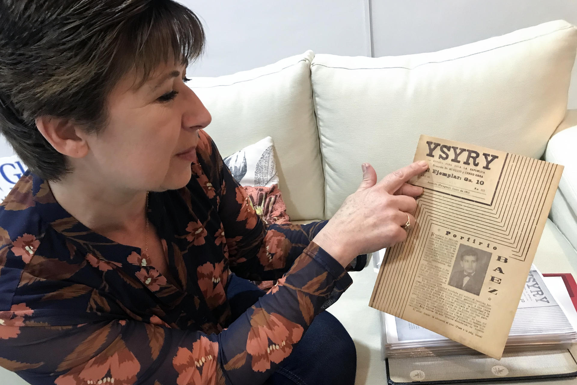 Fotografía del 20 de agosto de 2025 de la directora del Instituto Patria Soñada, María del Carmen Giménez, sosteniendo un ejemplar de la revista literaria Ysyry en Asunción (Paraguay). EFE/ Javier Aliaga