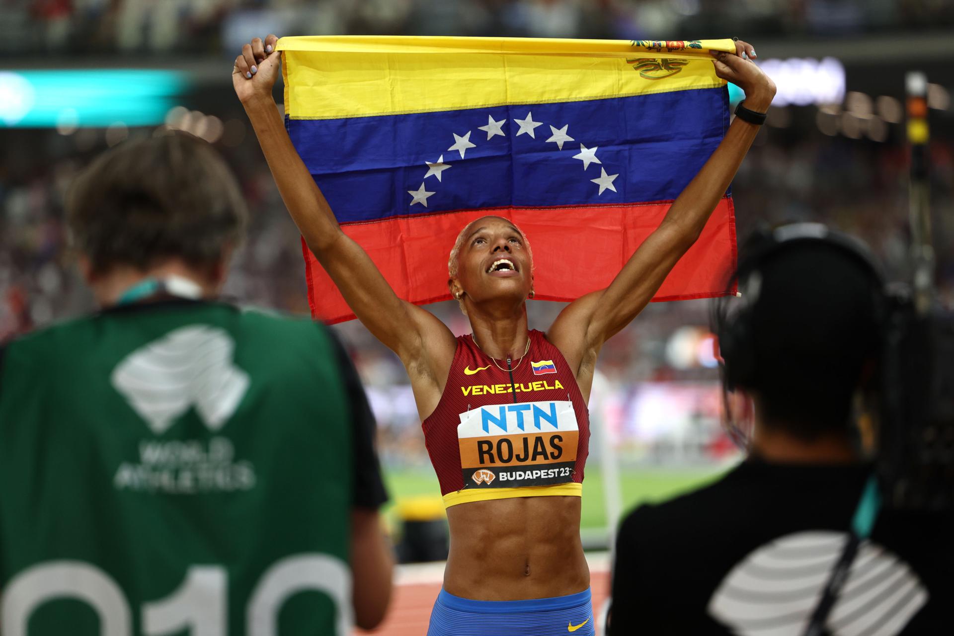 La venezolana Yulimar Rojas celebra la victoria en la final de triple salto de los Mundiales de Atletismo de Budapest, el 25 de agosto de 2023. EFE/EPA/ANNA SZILAGYI
