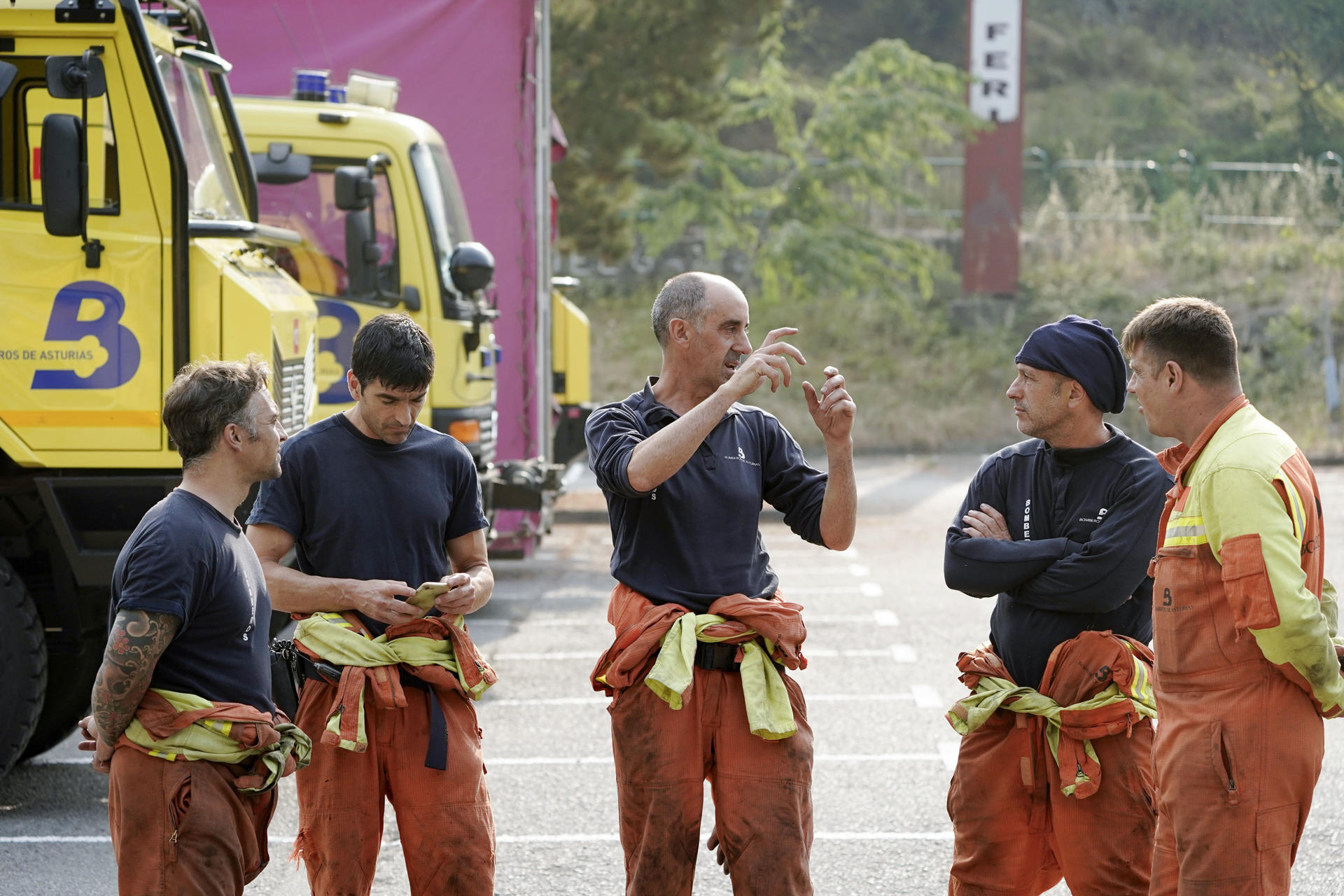 Equipos de extinción en Cangas de Narcea (Asturias). Nueve incendios continúan activos esta mañana en Asturias, tres de ellos en el concejo de Cangas del Narcea, donde se concentra el mayor operativo de lucha contra el fuego y donde se ha instalado un Puesto de Mando Avanzado desde el que se sigue la evolución del fuego, que también afecta a los concejos de Allande, Cabrales, Caso, Coaña y Ponga. EFE/Paco Paredes
