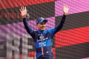 El ciclista francés David Gaudu, del equipo Groupama-FDJ, celebra en el podio la victoria en la tercera etapa de La Vuelta Ciclista a España, disputada este lunes entre San Maurizio Canavese y Ceres, con 134 kilómetros de recorrido. EFE/ Javier Lizón