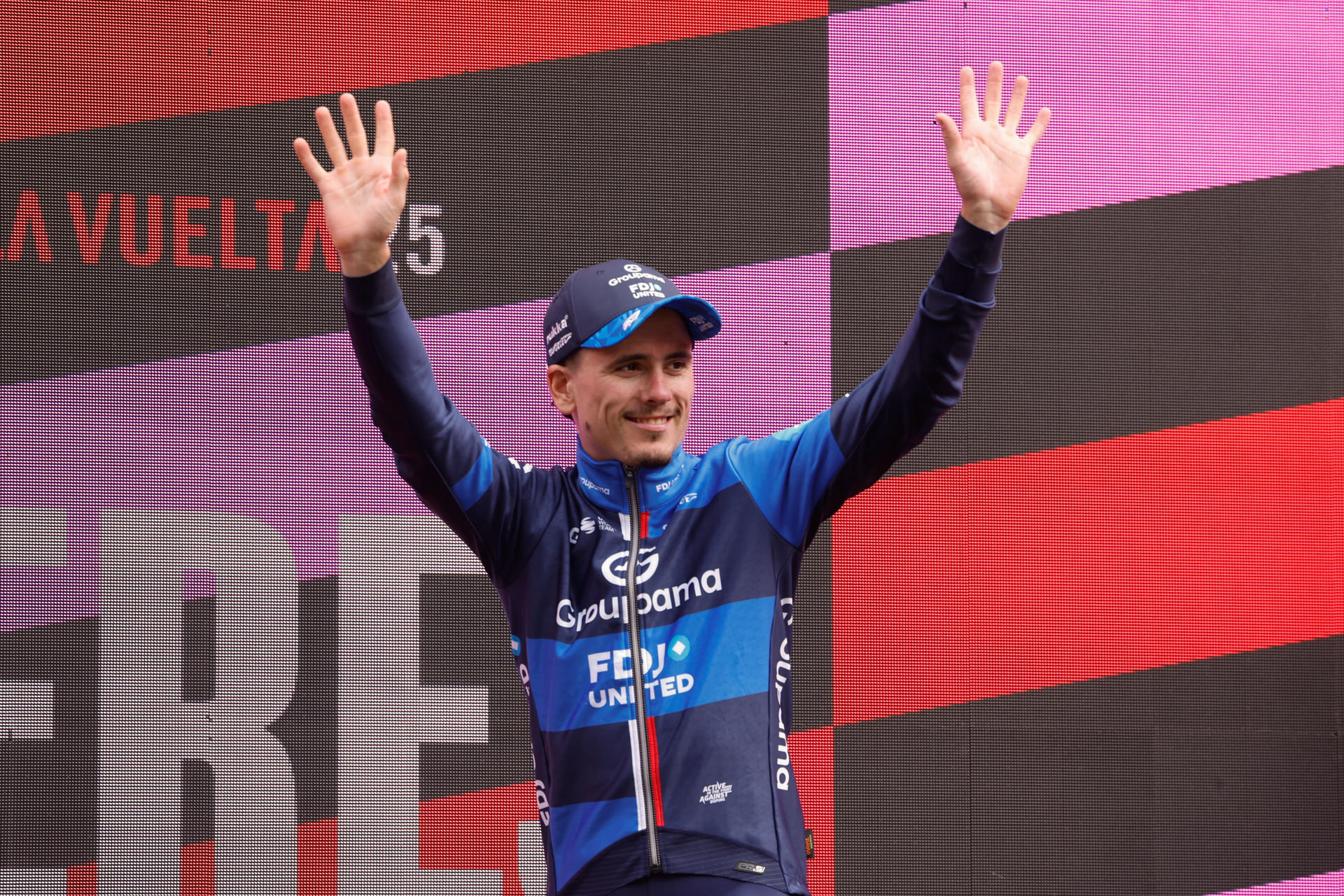 El ciclista francés David Gaudu, del equipo Groupama-FDJ, celebra en el podio la victoria en la tercera etapa de La Vuelta Ciclista a España, disputada este lunes entre San Maurizio Canavese y Ceres, con 134 kilómetros de recorrido. EFE/ Javier Lizón