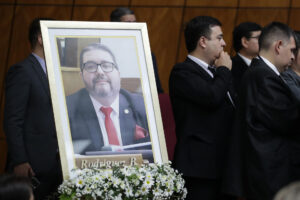 Fotografía de una imagen del fallecido diputado oficialista Derlis Rodríguez, durante un acto de homenaje póstumo este martes, en el Palacio Legislativo en Asunción (Paraguay). EFE/ Juan Pablo Pino