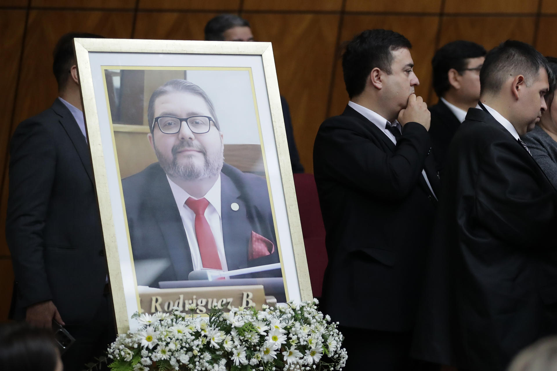 Fotografía de una imagen del fallecido diputado oficialista Derlis Rodríguez, durante un acto de homenaje póstumo este martes, en el Palacio Legislativo en Asunción (Paraguay). EFE/ Juan Pablo Pino