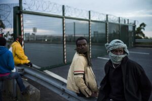 Foto archivo. Migrantes esperan saltar una cerca para tomar un tren en su ruta hacia Inglaterra, en Calais (Francia) . EFE/YOAN VALAT
RESUMEN FOTOS DEL AÑO DE EPA 2015 JULIO