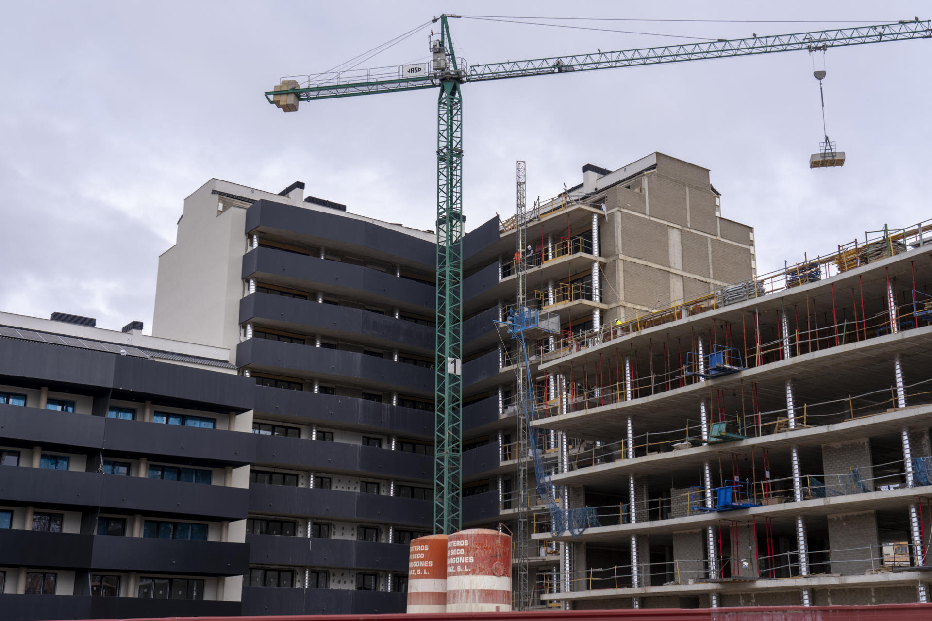 Imagen de archivo de un edificio de viviendas en construcción en Teruel. EFE/Antonio Garcia