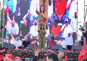 La candidata a la Presidencia de Honduras por Partido Libertad y Refundación (Libre), Rixi Moncada (c), habla durante una manifestación este 30 de agosto de 2025, en San Pedro Sula (Honduras). EFE/ JoséValle