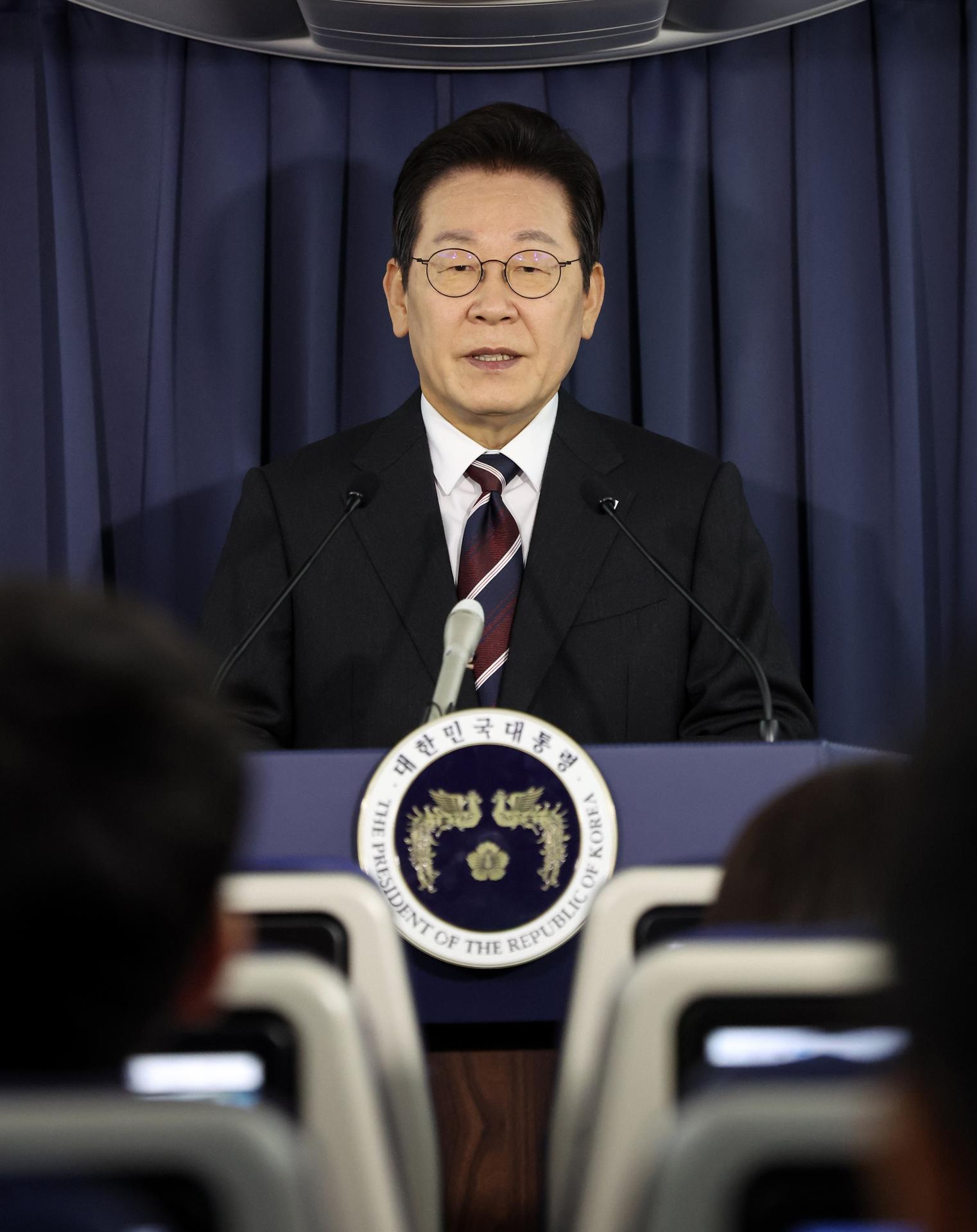 El presidente surcoreano, Lee Jae Myung, al conceder una rueda de prensa, a bordo del avión presidencial rumbo a Washington DC (EE.UU.). EFE/YONHAP