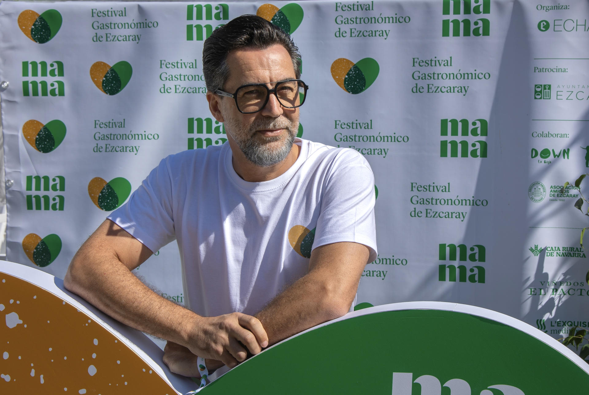 El chef español con tres estrellas Michelin, Quique Dacosta, visita el mercado de artesanos, pequeños productores y hortelanos durante su participación en el MAMA Festival Gastronómico, que ha reunido en el municipio riojano de Ezcaray.  EFE/Raquel Manzanares