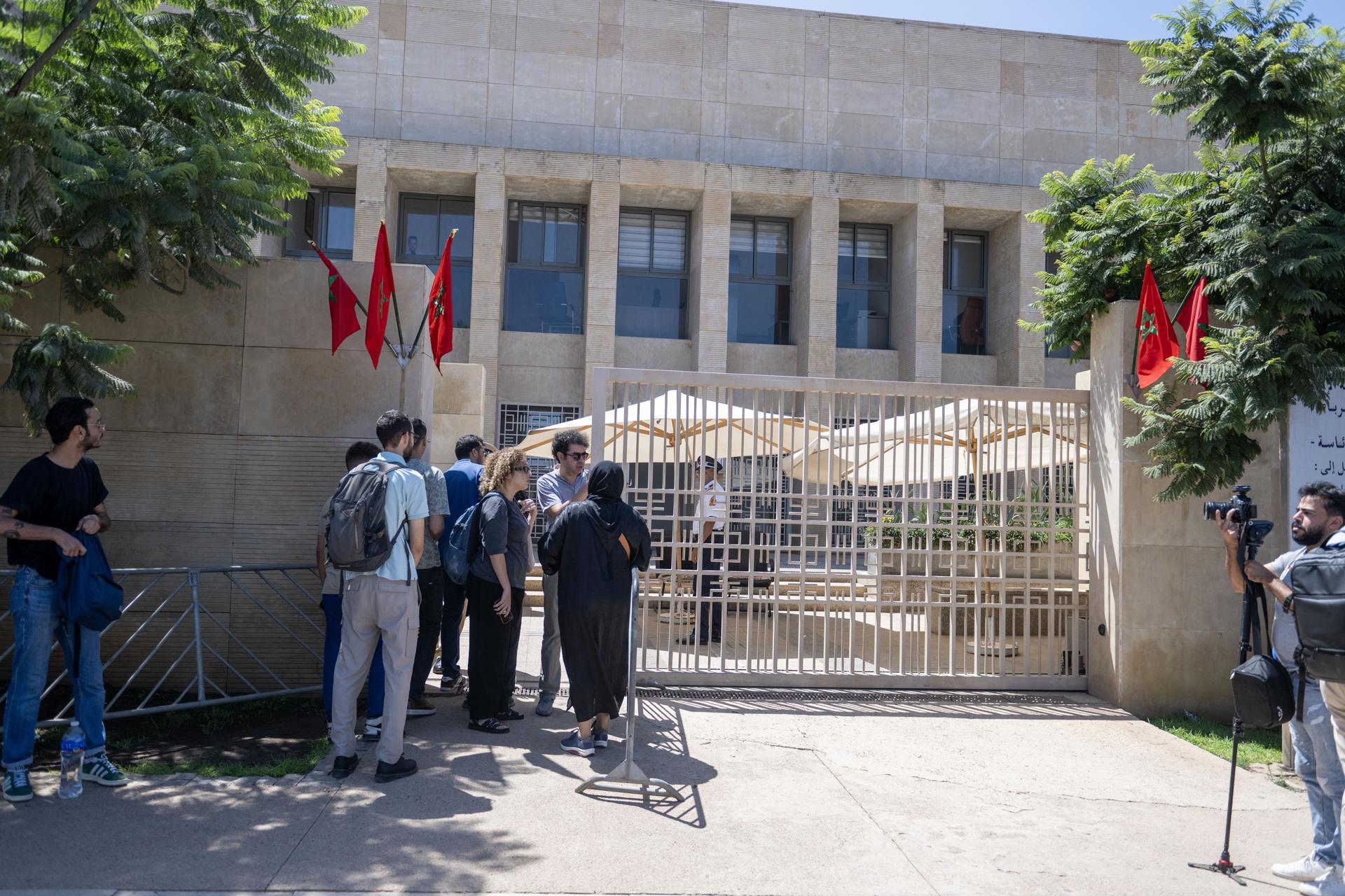 Periodistas y activistas se reúnen a la entrada del Tribunal de Primera Instancia de Rabat durante el juicio de la activista feminista Ibtissam Lachgar por una camiseta considerada "blasfema", en Rabat, Marruecos, el 27 de agosto de 2025. (Marruecos) EFE/EPA/JALAL MORCHIDI