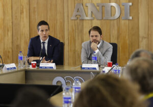 Los senadores estadounidense Bernie Moreno (i) y Rubén Gallego fueron captados este viernes, 15 de agosto, durante un conversatorio con la Asociación Nacional de Empresarios de Colombia (ANDI), en Bogotá (Colombia). EFE/Mauricio Dueñas